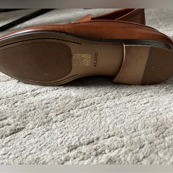 Aldo Sleek Tan color Loafers with chain detail Sz 10 - Picture 5 of 9